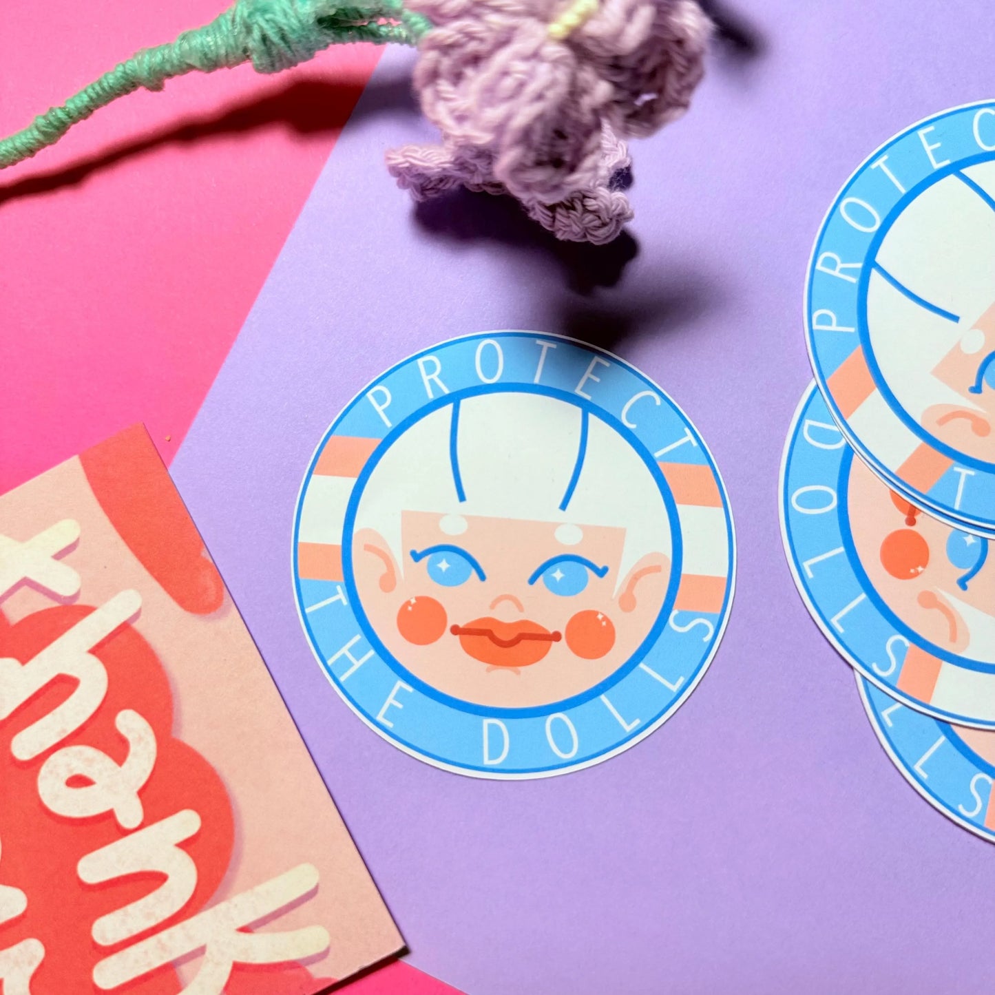 Donazione Gaycenter - Adesivo Protect The Dolls Diritti LGBTQI+ Adesivo Bandiera Trans Alleati Decorazione Mese del Pride LGBTQ Accessori