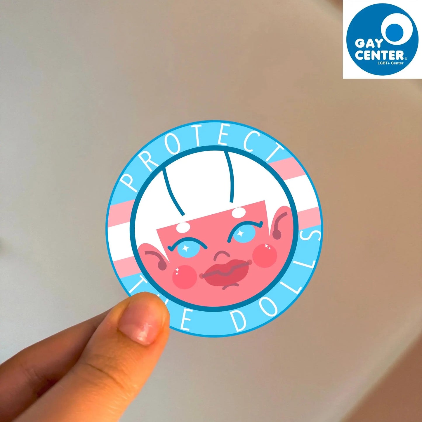 Donazione Gaycenter - Adesivo Protect The Dolls Diritti LGBTQI+ Adesivo Bandiera Trans Alleati Decorazione Mese del Pride LGBTQ Accessori