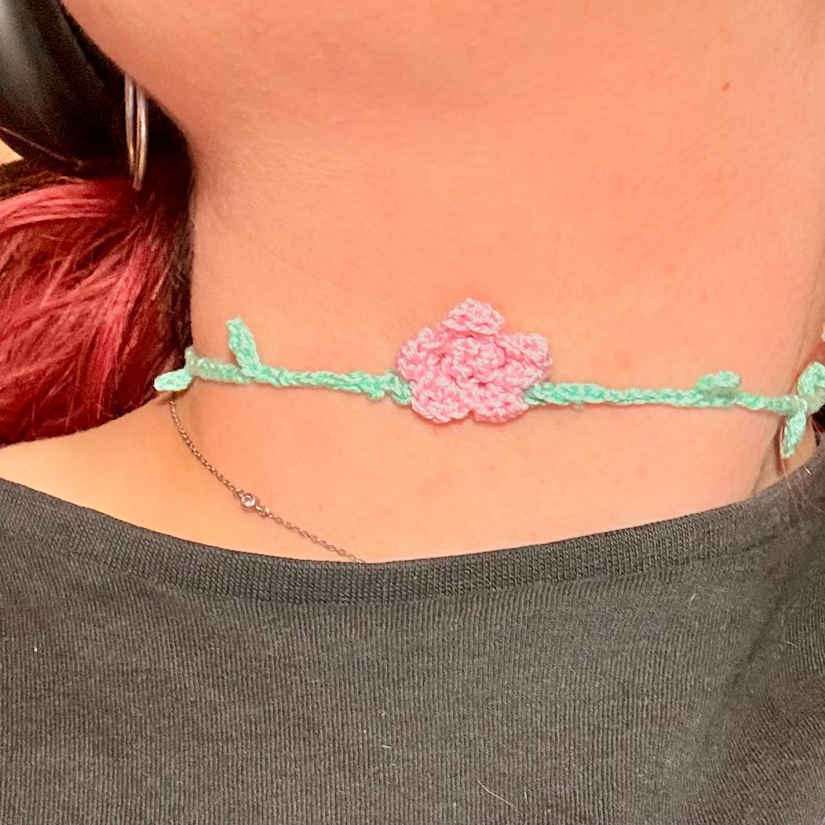 Set Choker + Orecchini Fiorellino Uncinetto Rosa – Acciaio Inossidabile Handmade