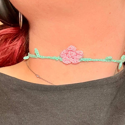 Set Choker + Orecchini Fiorellino Uncinetto Rosa – Acciaio Inossidabile Handmade