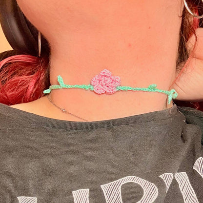 Set Choker + Orecchini Fiorellino Uncinetto Rosa – Acciaio Inossidabile Handmade
