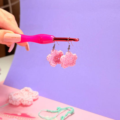 Set Choker + Orecchini Fiorellino Uncinetto Rosa – Acciaio Inossidabile Handmade