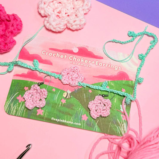 Set Choker + Orecchini Fiorellino Uncinetto Rosa – Acciaio Inossidabile Handmade