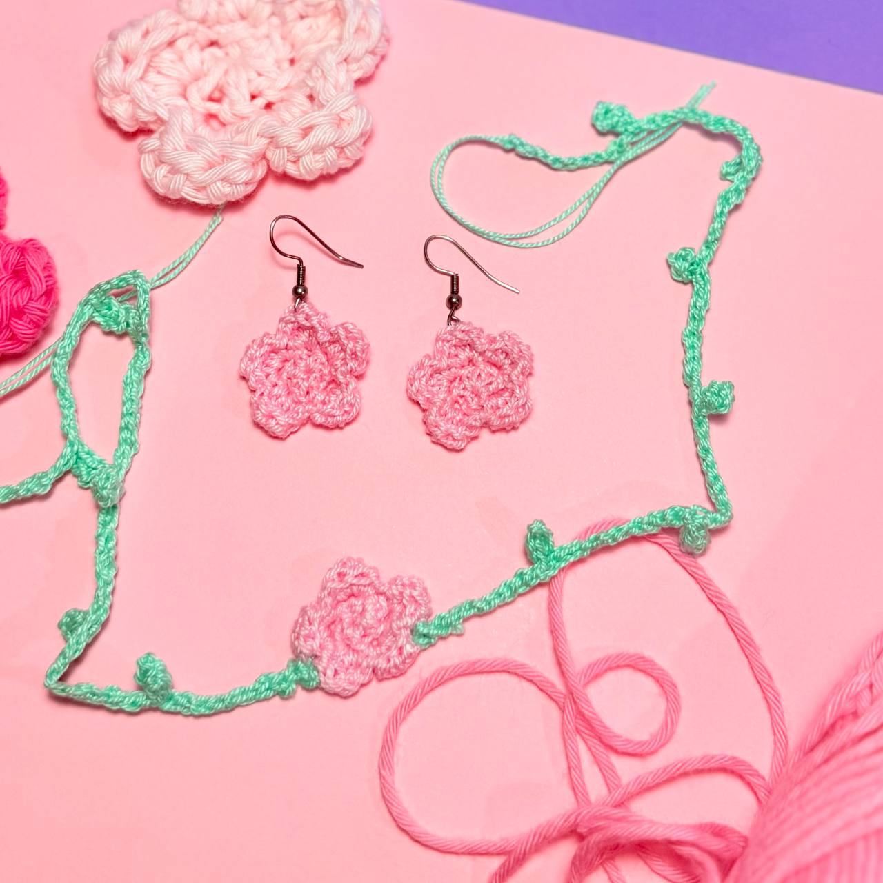 Set Choker + Orecchini Fiorellino Uncinetto Rosa – Acciaio Inossidabile Handmade
