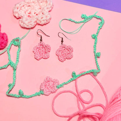 Set Choker + Orecchini Fiorellino Uncinetto Rosa – Acciaio Inossidabile Handmade