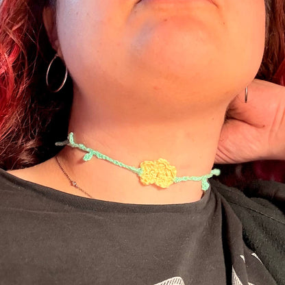 Set Choker + Orecchini Fiorellino Uncinetto Giallo – Acciaio Inossidabile Handmade